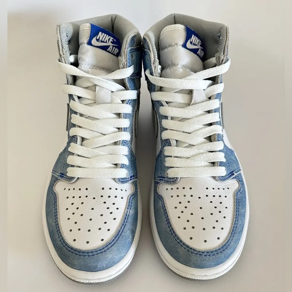 Air Jordan 1 Retro High OG 'Hyper
Royal' 2021 Sneakers - Picture 4 of 8